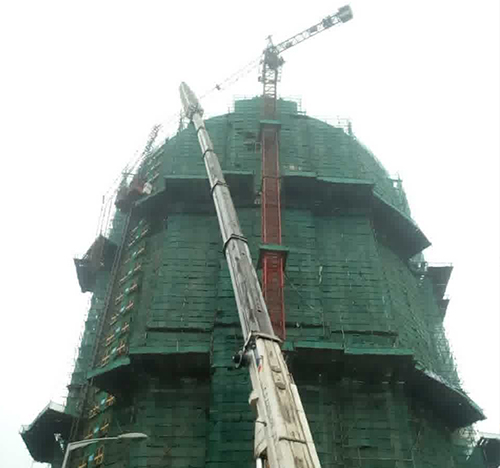 兴安盟吊车在工地上作业